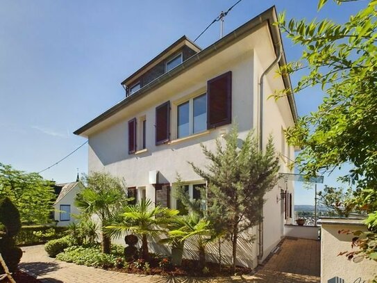 Traumvilla mit unverbaubaren endlosen weitem Blick über das Rheintal und Koblenz!