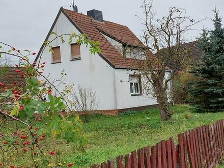 Haus auf dem Land mit großem Grundstück.