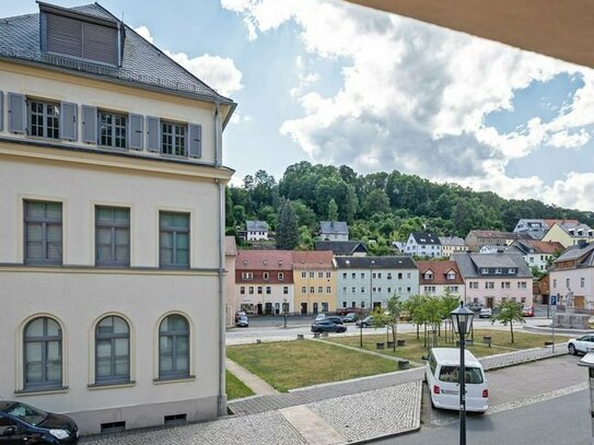 RESERVIERT + Stadthaus mit großem Grundstück in Top Lage in Glashütte + Einliegerwohnung + 3 Stellplätze