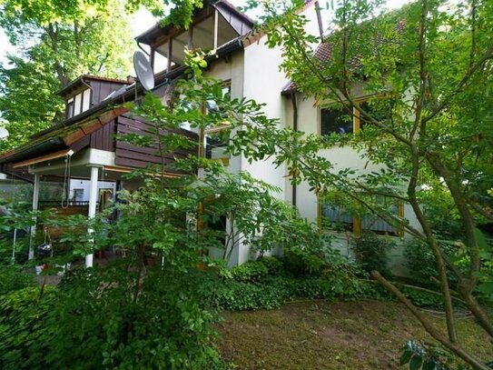 Großzügige Wohnung mit Garage und romantischem Garten in idyllischer Umgebung.