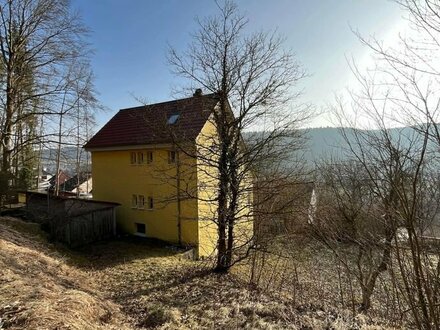 Zweifamilienhaus mit 2 Garagen + großem Grundstück in AUSSICHTSLAGE !