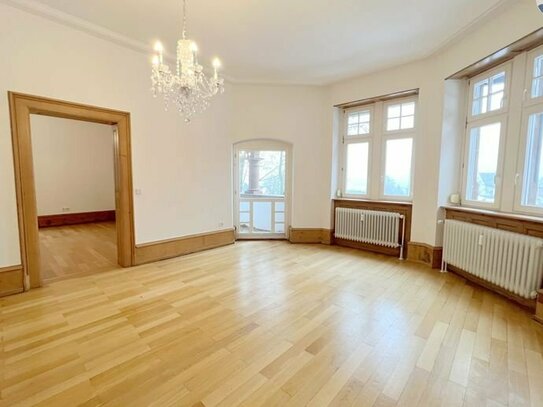 Reserviert:Großzügiges, vielseitig nutzbares Büro in renovierter Altbauvilla mit Blick über Schönau!