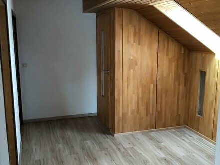 3-Zimmer-Dachgeschosswohnung mit Balkon und Einbauküche in Hördt