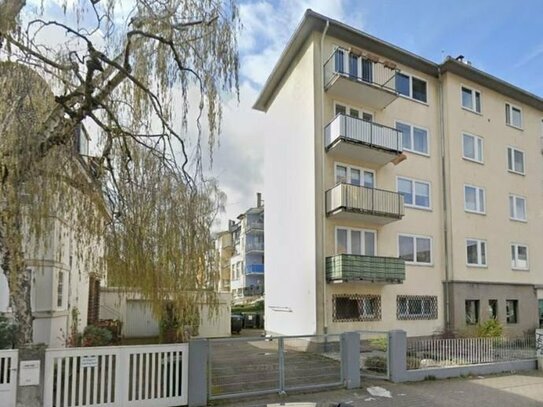 Frankfurt-Dornbusch: Mehrfamilienhaus mit 2 Gewerbeeinheiten!