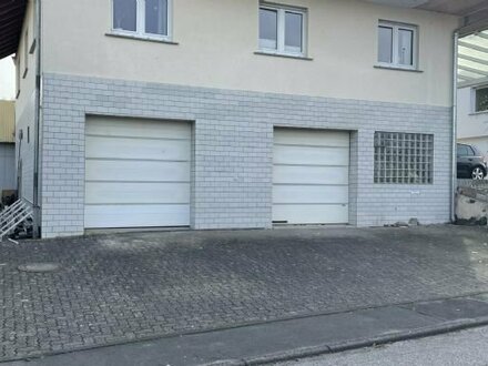 Lagerraum mit Garage und WC mit großem Rolltor