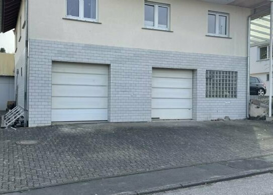 Lagerraum mit Garage und WC mit großem Rolltor