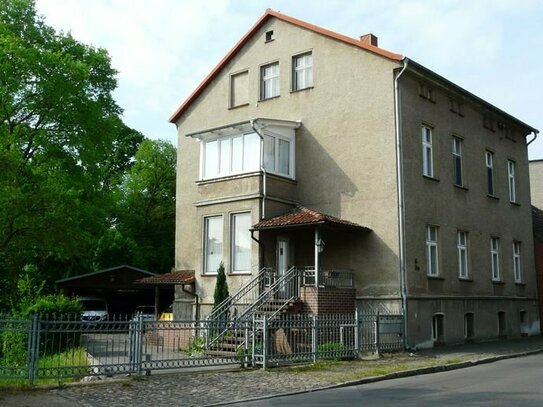 Mietshaus mit der Möglichkeit zur Selbstnutzung im grünen Umfeld