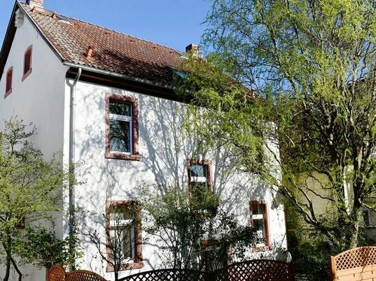 Ein Haus mit Geschichte: Stilvolles 1- bis 2-Familienhaus mit liebevoller Kernsanierung