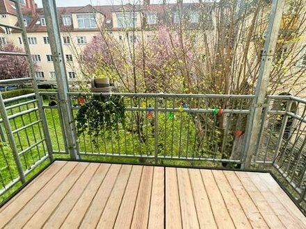 Frauenland- Lichtdurchfluteter grundsanierter Altbau, hohe Decken, Holzboden, Balkon