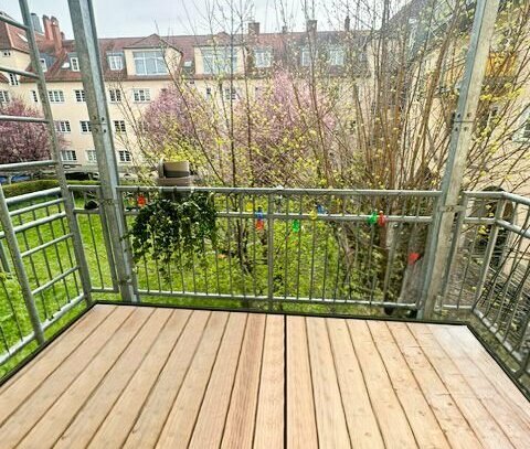 Frauenland- Lichtdurchfluteter grundsanierter Altbau, hohe Decken, Holzboden, Balkon