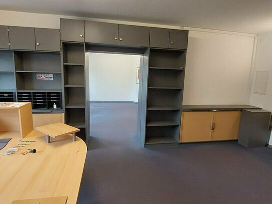 Helles Büro mit 5-Zimmer auf 122,50 m², Teeküche, WC, Lager/Abstellraum, 2 Balkone, Aufzug, Tiefgarage in der Elchstraß…