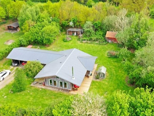 Holzhaus in Bungalowform mit einem ca. 3200 m² großen Grundstück