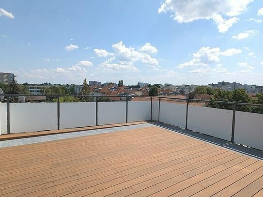 *** Frisch renoviert - Penthouse mit riesiger Sonnen-Dachterrasse & PKW-Stellplatz! ***