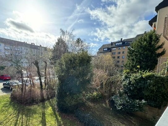 Perfekt geschnittene, zentrale, helle, freundliche Drei-Zimmerwohnung mit wohnlichem Süd-West-Balkon