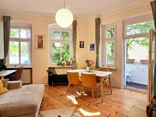 Freiwerdende und vollmöblierte 2-Zimmer-Altbau-Wohnung im 1.OG mit Dielen, EBK und Balkon in Mariendorf