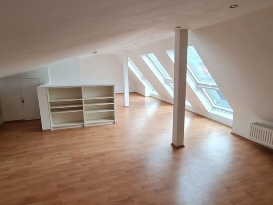 Schöne, renovierte Altbauwohnung mit ausgebautem Dachstudio (4ZiDKBWC) in Innenstadtnähe