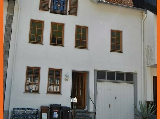 Schönes und ruhig gelegenes Haus in Manubach. 2 Bäder, 6 Zimmer davon 3-4 Schlafzimmer. Inkl. Hof