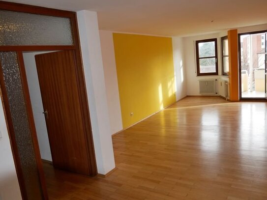 Großzügige & ruhige 3 1/2-Zimmer Wohnung zum Wohlfühlen (4.OG, Lift, Parkett, 2x Balkon, TG) in Fürth Süd!