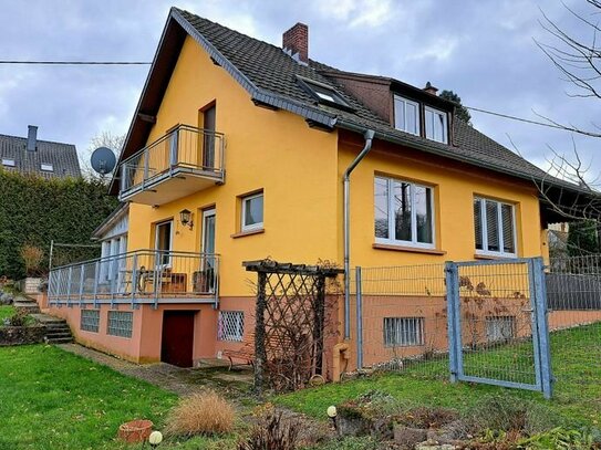 Freistehendes, gepflegtes Wohnhaus mit großem Garten, Wintergarten und Fernblick in ruhiger aber zentraler Lage von Mer…