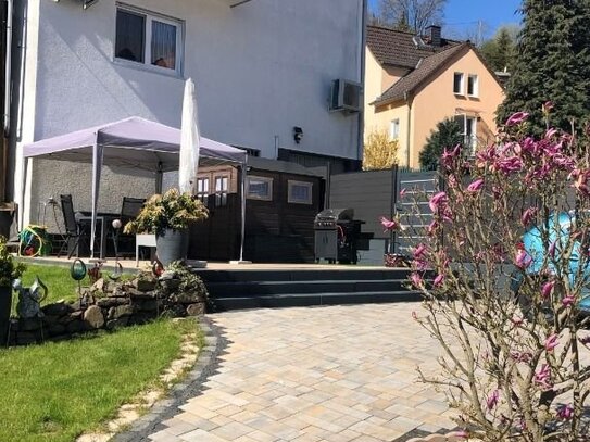 Haus im Zweifamilienhaus mit Baugrundstück und Garten in Nidda zu verkaufen!