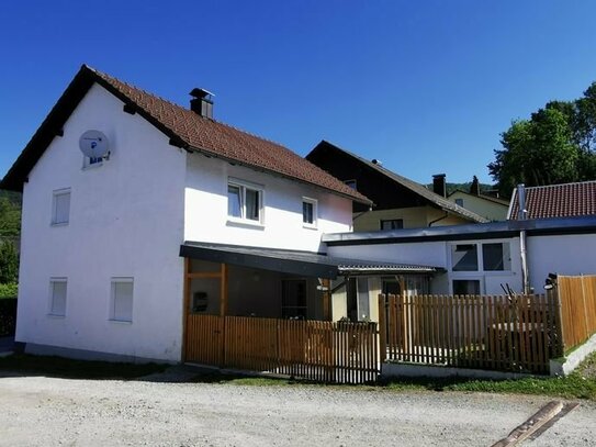 Deggendorf/Mietraching: Einfamilienhaus an frequentierter Straße, Nähe Naturpark Bayerischer Wald