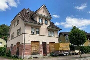 Wohnhaus mit zwei Wohnungen und Gewerbefläche in Stadtrandlage von Zell i. W.