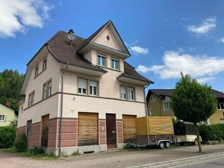 Wohnhaus mit zwei Wohnungen und Gewerbefläche in Stadtrandlage von Zell i. W.