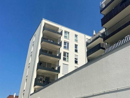 Schöne, helle 4 Zimmerwohnung mit großem Balkon und 2 Bädern