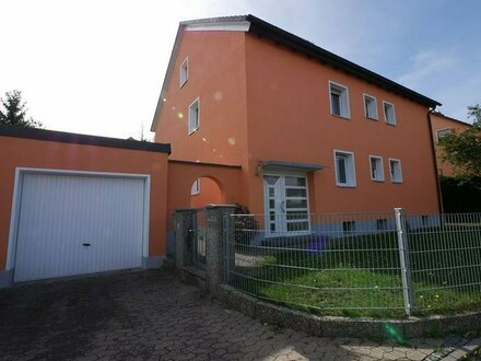 Jezt GESUNKENE Zinsen sichern! EINZIEHEN + MIETEINNAHME - 956 m² Grd. TOP 3-Fam.-Haus, 11 Zimmer + Bäder + 2 Garagen ru…