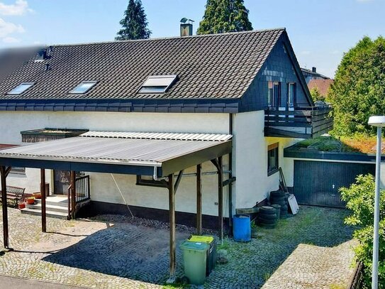 Großzügige Doppelhaushälfte mit zwei Wohneinheiten, Garage, Carport und großem Garten