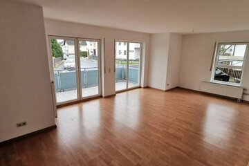 großer Balkon // Bad mit Wanne und Dusche // 3 helle Zimmer \\ Carport \\ JÜGESHEIM \\ Nähe S-Bahn \\