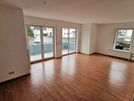 großer Balkon // Bad mit Wanne und Dusche // 3 helle Zimmer \\ Carport \\ JÜGESHEIM \\ Nähe S-Bahn \\