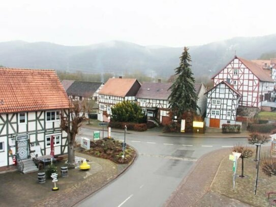 Sonnige 2-Zi-Wohnung mit Wohnküche in schönem Fachwerkhaus