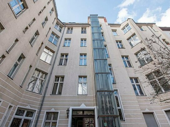 Vermietete Gründerzeit-Dachgeschoss-Wohnung: 3-Zimmer-Investment mit Wannenbad und Ankleide