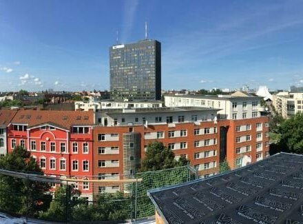 Dachgeschoss mit Privatfahrstuhl, EBK, Sauna und Pool mit Blick über Berlin in Bestlage