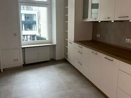 Wunderschöne und neu renovierte Altbauwohnung in Westend - Top Lage ab 15.04.2024