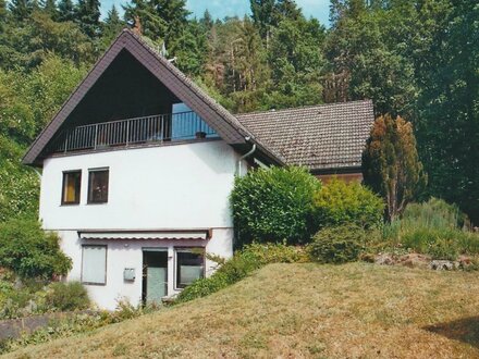 Bischoffen/Aartalsee: Gepflegtes Zweifamilienwohnhaus mit Einliegerwohnung