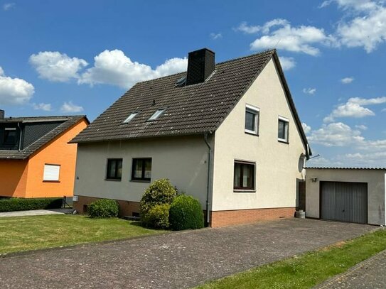 Freistehendes Zweifamilienhaus, Ortsrandlage in Twistetal-Twiste