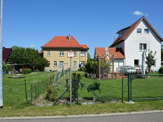 2 freistehende Häuser (eine Villa als 2 Familienhaus und ein Einfamilienhaus) beide saniert und ein Baugrundstück