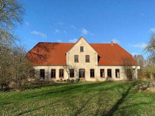 beeindruckendes Gutshaus in Ostseenähe