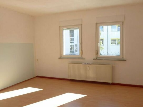 RESERVIERT ! Komplett frisch renovierte und modernisierte 2-Zimmer-Wohnung in ruhiger Wohnlage von Saalfeld