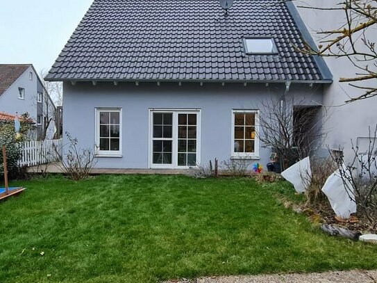 Endlich zu Hause. Einfamilienhaus in Veitsbronn mit großem Garten, EBK & Garage zur Miete