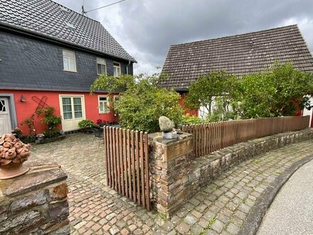 Schöner Wohnen auf dem Land: Denkmalgeschützter Fachwerkhof mit Nebengebäuden, Pferdestall und Weideland!