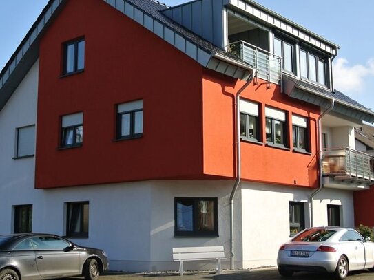 **Helle 2 Zimmer-Dachgeschoss-Wohnung mit Sonnenloggia in Bergisch Gladbach Schildgen**