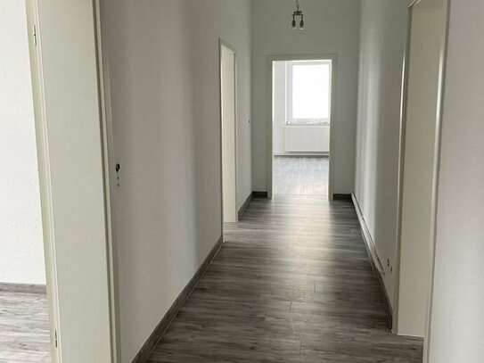 Große 4 Zimmer Wohnung, saniert, inkl. Einbauküche & Balkon im 2. OG zu vermieten.