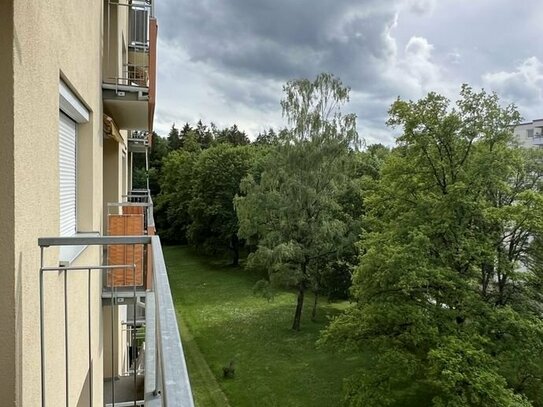 Investment: Modernisierte und gut vermietete 4-Zimmer Wohnung mit Blick ins Grüne