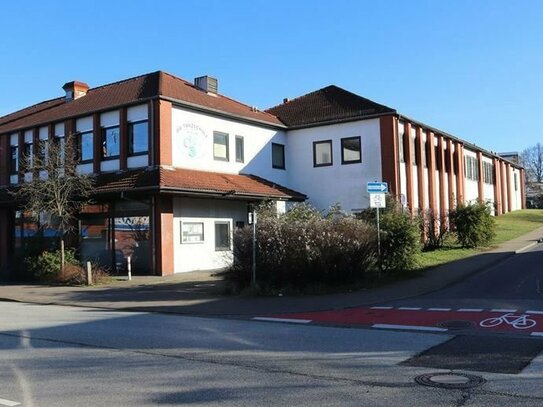 Helle Büro- und/oder Lagerfläche mit vielen Fenstern