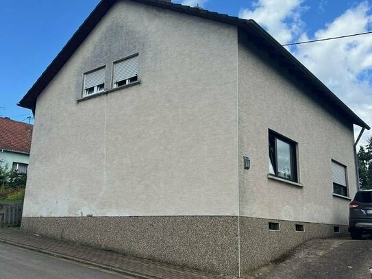 Freistehendes 1-2 Familienhaus in Waldrandlage von Schwalbach-Elm zu verkaufen