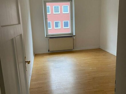 Schöne Altbauwohnung 4-Zimmer, zentrumsnah