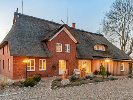 Ihr Leben auf dem Land - Saniertes Reet-Landhaus mit 3 Wohneinheiten